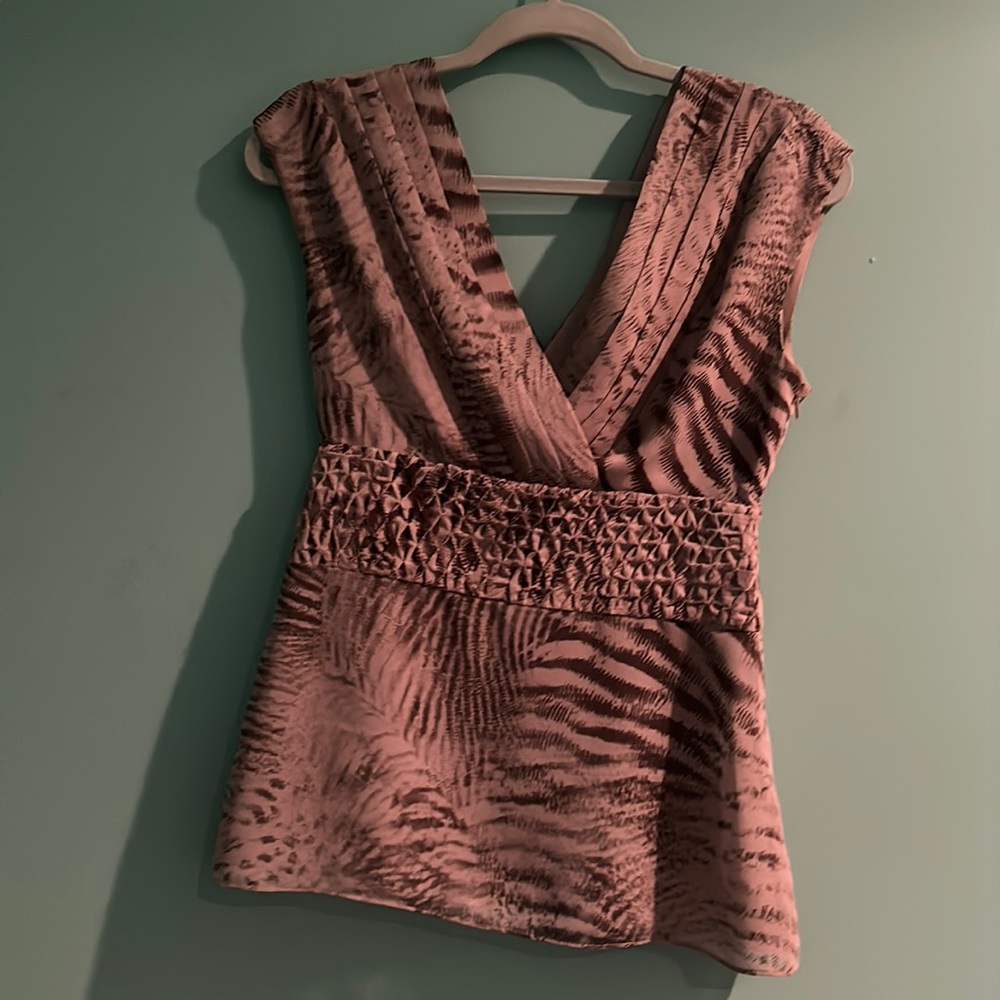 Banana Republic women’s blouse. Size 0. Color Gray.